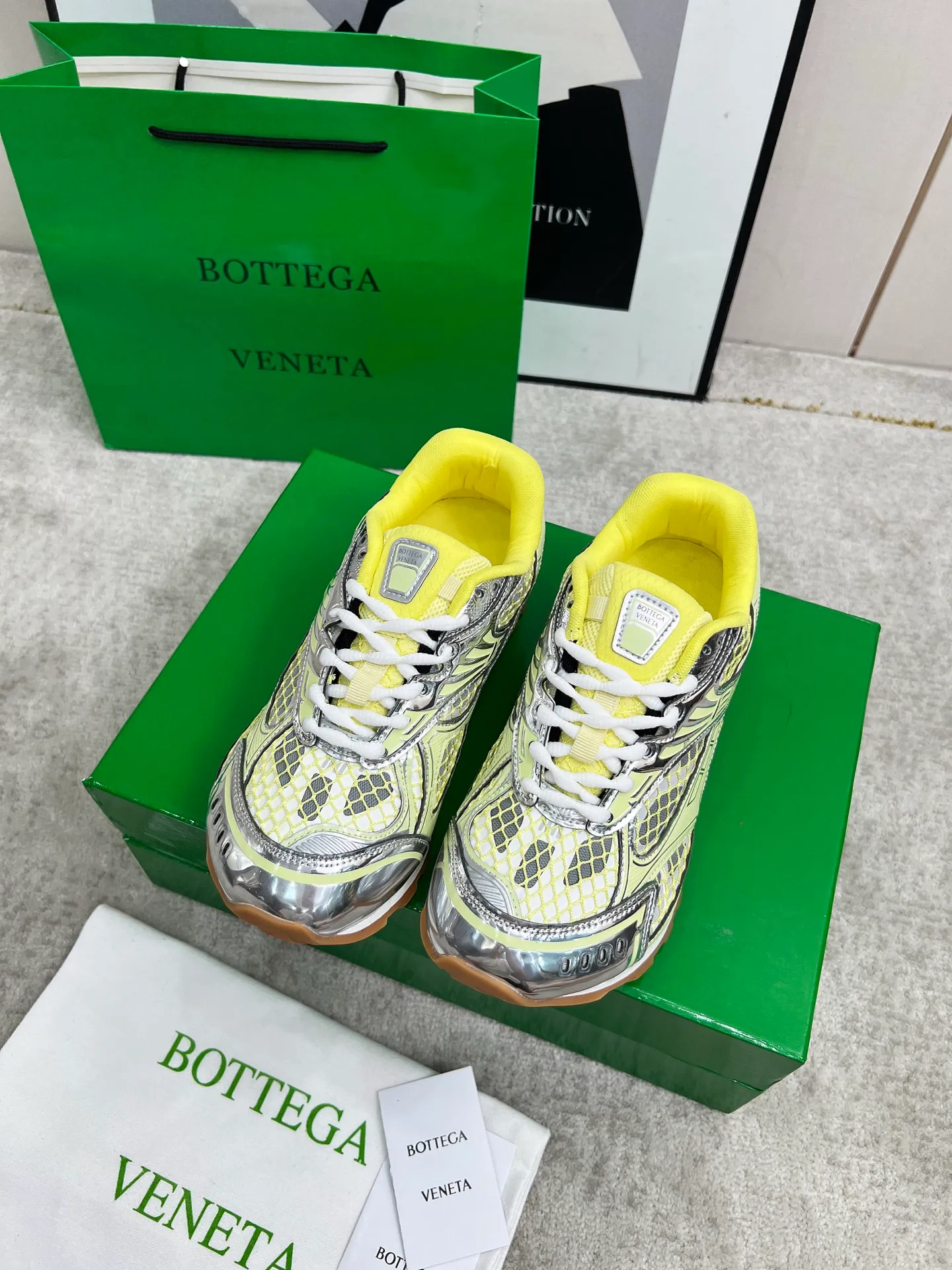 P540. Top version (couples model) Bottega Veneta Bottega Veneta 23ss autumn and winter show BV Orbit sneakers Wang Yibo's same style couples casual shoes dad shoes! Runner sneakers! Original purchase and development!  Made of original lightweight technical mesh fabric, the same as the original version! The process is complicated!  Paired with a rubber outsole designed with a geometric pattern, the high version of the Wang Zha series is actually much taller, but the legs still look slim. Very nice. Durable and playable, standard and version-matching shoe package technology, look for high-end versions. The original outsole is exclusively molded, and the color-blocked TPU outsole is used. The material and weight are the same as the original!  Size: #Female 35-41 (40 and 41 customized sizes are non-refundable) Male 39-45 (45 size customized are non-returnable and exchangeable)